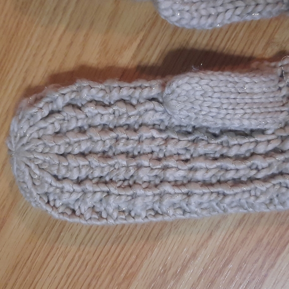 Mittens - Picture 5 of 7